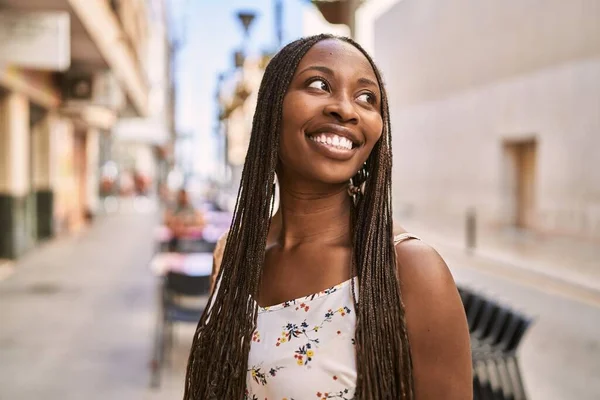 Jovem Afro Americana Sorrindo Feliz Cidade — Fotografia de Stock