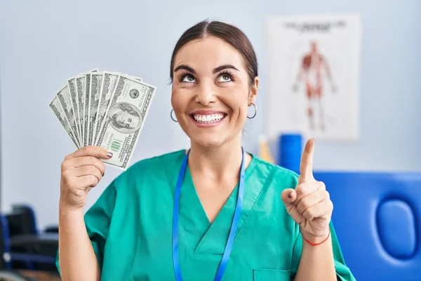 Mujer Hispana Joven Sosteniendo Billetes Dólares Trabajando Clínica Recuperación Del — Foto de Stock