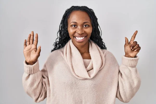 Африканская Женщина Стоит Белом Фоне Показывая Показывая Пальцами Номер Семь — стоковое фото