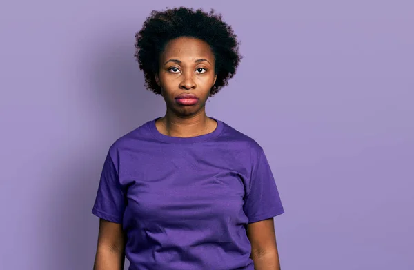 Mujer Afroamericana Con Pelo Afro Vistiendo Camiseta Púrpura Casual Con — Foto de Stock