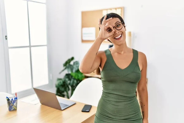 Mujer Hispana Joven Con Pelo Corto Trabajando Oficina Sonriendo Feliz —  Fotos de Stock