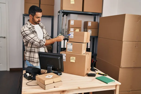 Young Hispanic Man Ecommerce Business Worker Reading Label Package Office — Stock Photo, Image