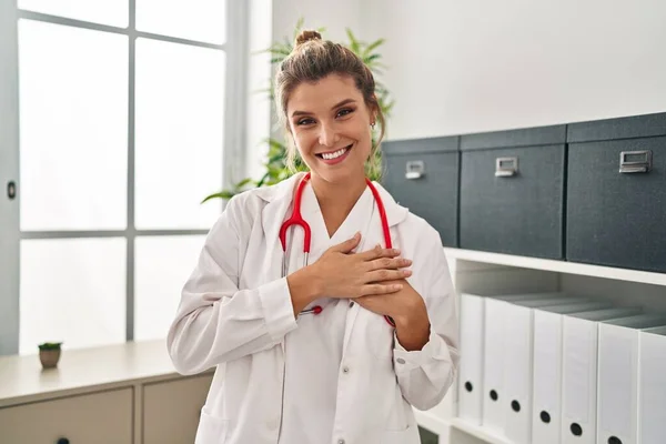 Jovem Loira Vestindo Uniforme Médico Com Mãos Coração Clínica — Fotografia de Stock