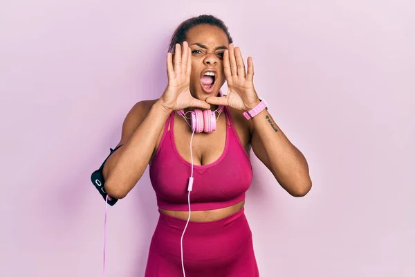 Молодая Африканская Американка Спортивной Одежде Наушниках Громко Кричащая Голос Руками — стоковое фото