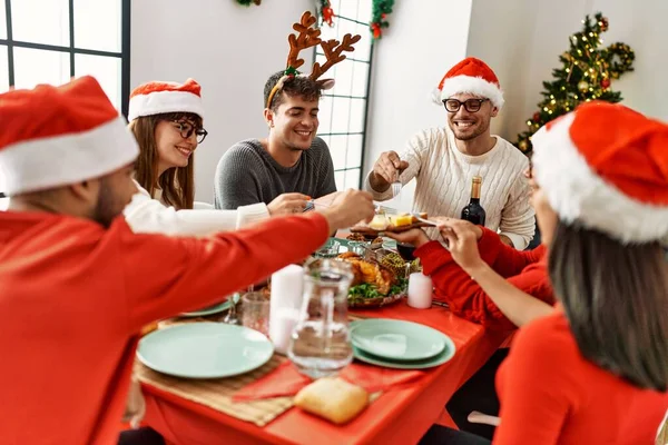 Grupo Jóvenes Sonriendo Felices Tener Cena Navidad Casa —  Fotos de Stock