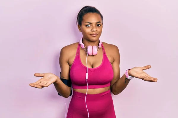 Young African American Girl Wearing Gym Clothes Using Headphones Clueless — Fotografia de Stock