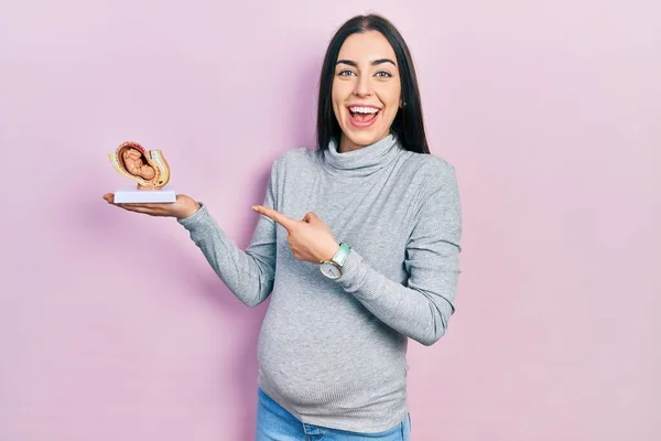Beautiful Woman Blue Eyes Expecting Baby Holding Anatomic Fetus Smiling — Zdjęcie stockowe
