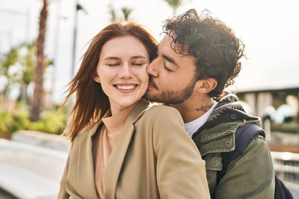 Homem Mulher Beijando Abraçando Uns Aos Outros Rua — Fotografia de Stock