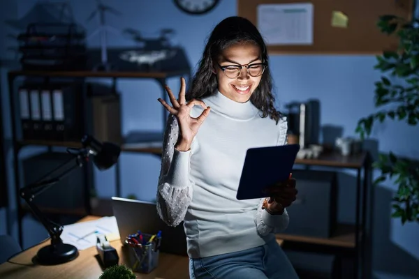 Jovem Brasileira Usando Touchpad Noite Trabalhando Escritório Sorrindo Positivo Fazendo — Fotografia de Stock