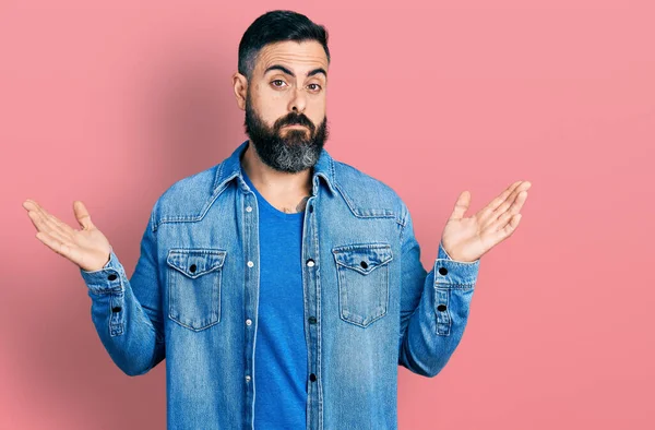 Hombre Hispano Con Barba Llevando Chaqueta Vaquera Casual Despistado Confundido —  Fotos de Stock