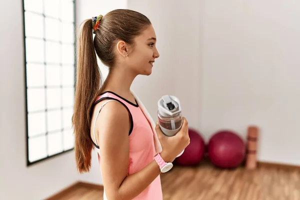 Junge Brünette Teenager Tragen Sportbekleidung Mit Wasserflasche Zur Seite Schauen — Stockfoto