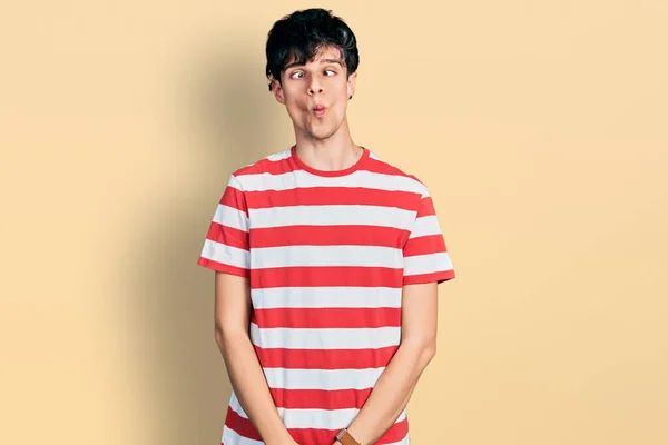 Hombre Joven Hipster Guapo Con Camiseta Rayas Casuales Haciendo Cara — Foto de Stock