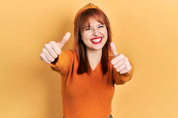 Redhead Ung Kvinna Bär Casual Orange Tröja Godkänner Gör Positiv — Stockfoto