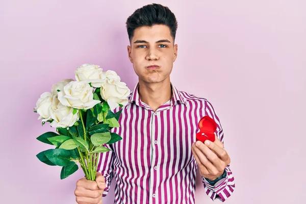 Jeune Homme Hispanique Tenant Bouquet Fleurs Une Alliance Gonflant Les — Photo