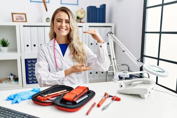 Jeune Belle Médecin Femme Avec Marteau Réflexe Instruments Médicaux Geste — Photo