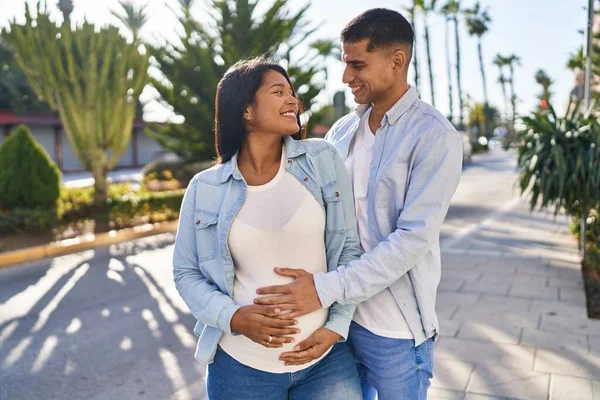 Junges Lateinisches Paar Erwartet Babybauch Park — Stockfoto