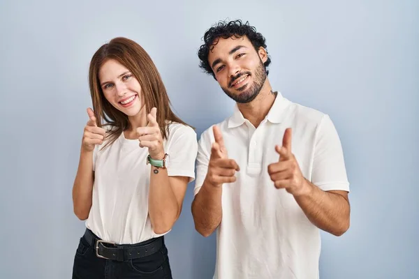 Young Couple Wearing Casual Clothes Standing Together Pointing Fingers Camera — Fotografia de Stock