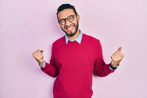 Hispanic Man Med Skägg Bär Business Shirt Och Glasögon Mycket — Stockfoto