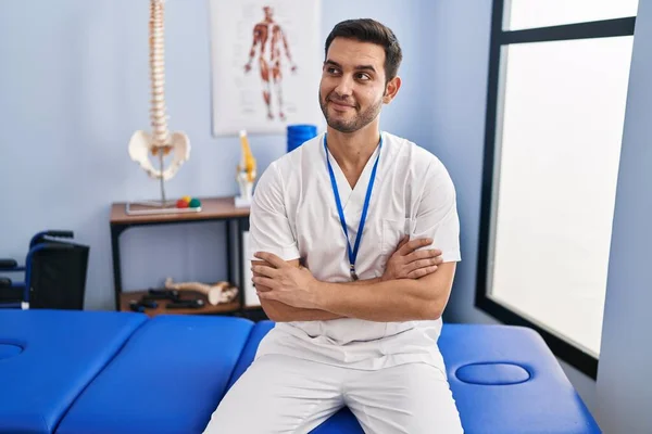 Joven Hombre Hispano Con Barba Trabajando Clínica Recuperación Del Dolor — Foto de Stock