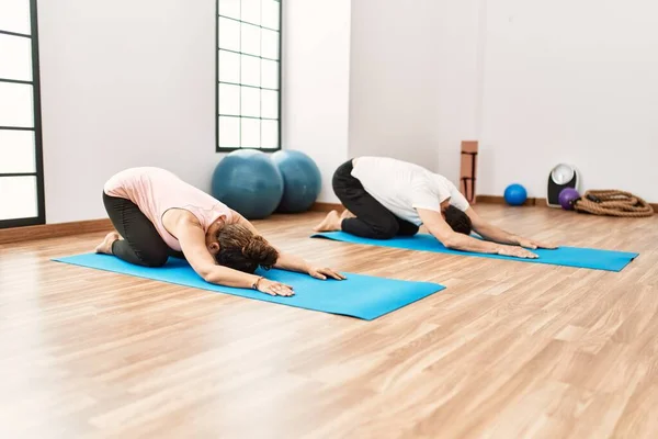 Maturo Coppia Ispanica Fare Excersice Stretching Sala Yoga Due Adulti — Foto Stock