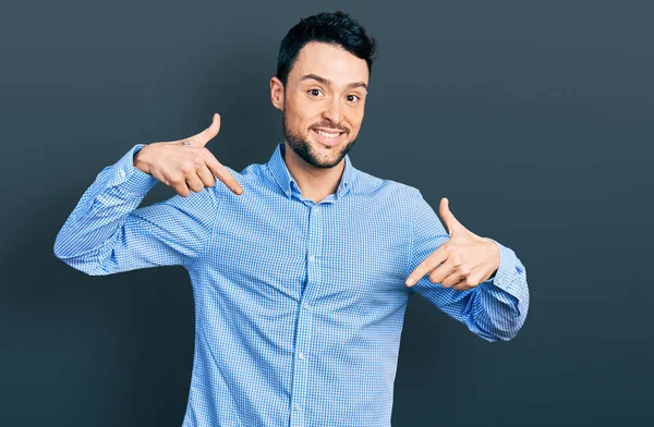 Spaanse Man Met Baard Draagt Casual Business Shirt Zelfverzekerd Kijkend — Stockfoto