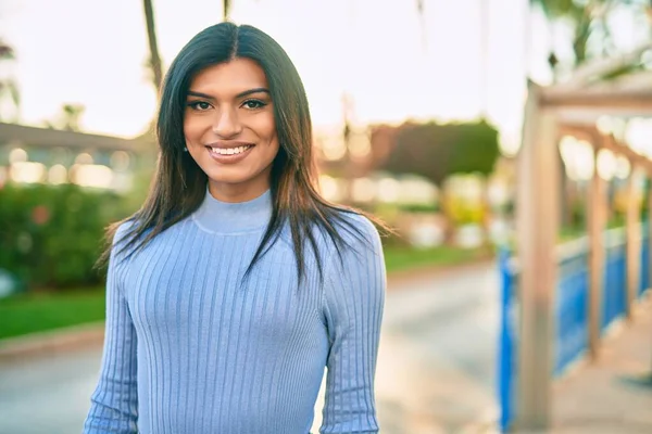 美しいヒスパニック系の女性が街で自信を笑顔 — ストック写真
