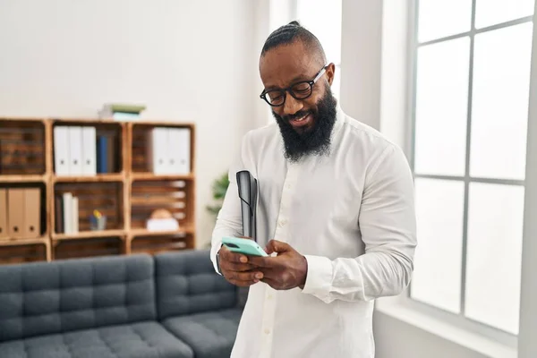 Young African American Man Psychologist Using Smartphone Psychology Center — Stock fotografie