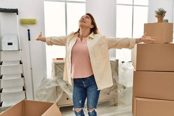 Mujer Caucásica Mediana Edad Sonriendo Feliz Pie Con Los Brazos — Foto de Stock