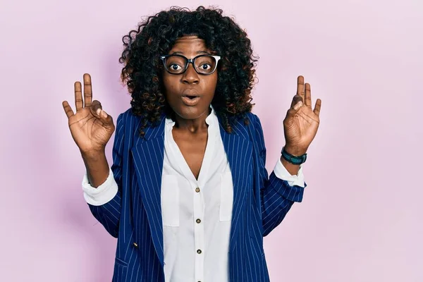 Fiatal Afro Amerikai Visel Üzleti Ruhák Szemüveg Úgy Néz Meglepett — Stock Fotó