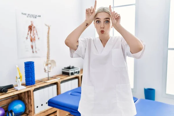 Jonge Blanke Vrouw Werkt Een Pijnkliniek Doet Grappig Gebaar Met — Stockfoto