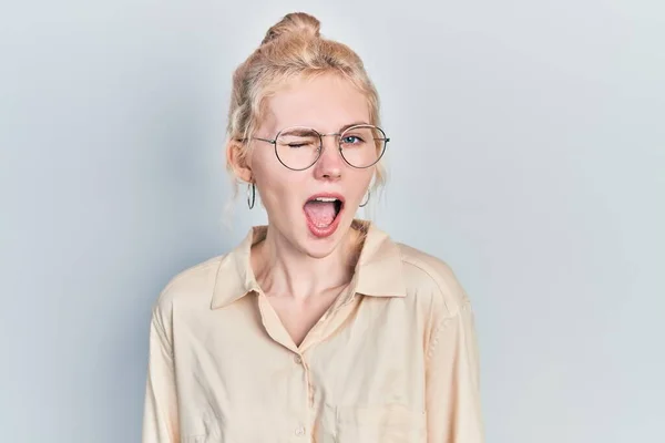 Beautiful Caucasian Woman Blond Hair Wearing Casual Look Glasses Winking — Stockfoto