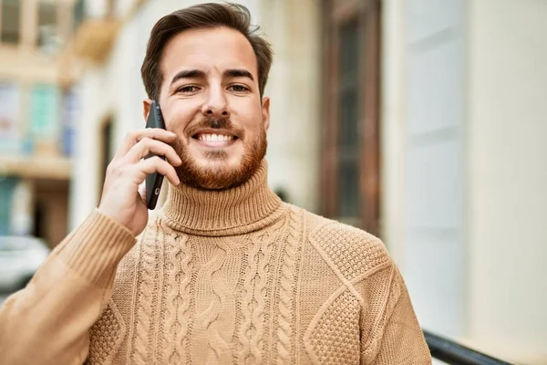 Mladý Běloch Šťastně Usmívá Když Mluví Chytrého Telefonu Městě — Stock fotografie