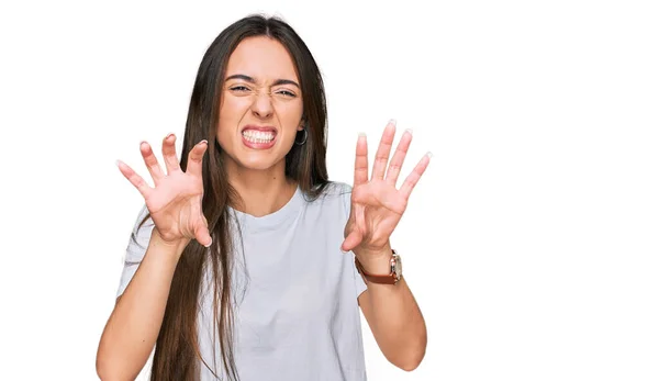 Joven Chica Hispana Vistiendo Camiseta Blanca Casual Sonriendo Divertida Haciendo —  Fotos de Stock