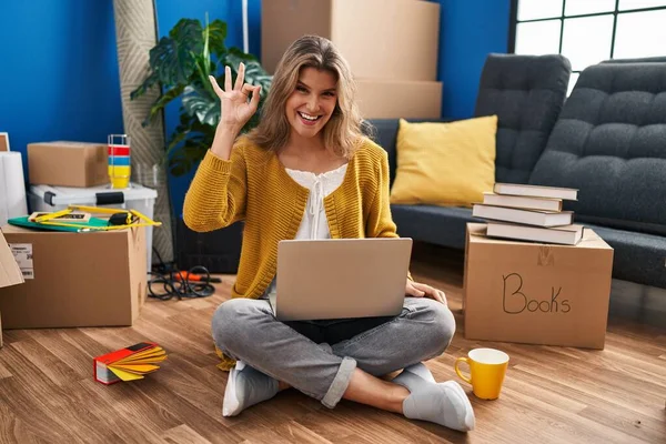 Young Woman Sitting Floor New Home Using Laptop Smiling Positive — Stock Photo, Image