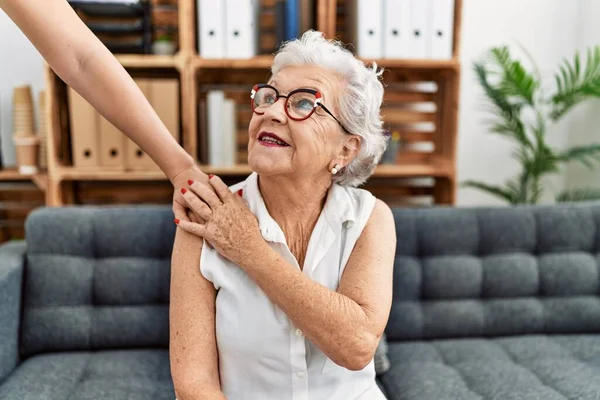 Senior Grijs Harige Vrouw Patiënte Met Advies Van Psycholoog Bij — Stockfoto