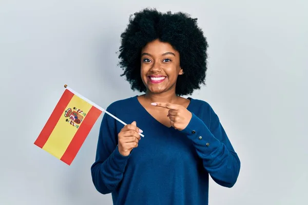 Молодая Африканская Американка Испанским Флагом Улыбается Показывая Пальцем Рукой — стоковое фото