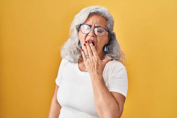 Mujer Mediana Edad Con Pelo Gris Pie Sobre Fondo Amarillo —  Fotos de Stock