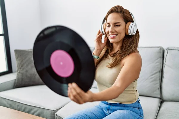 Jeune Femme Latine Écoutant Musique Tenant Disque Vinyle Maison — Photo