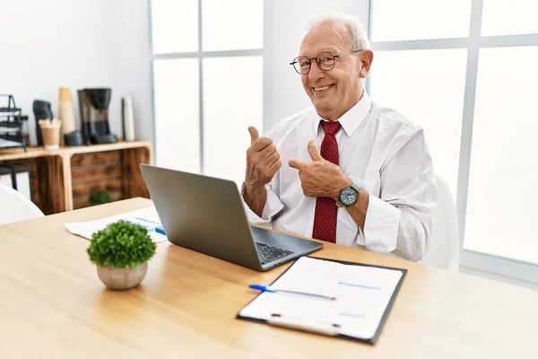 Homem Sênior Trabalhando Escritório Usando Laptop Computador Apontando Para Costas — Fotografia de Stock