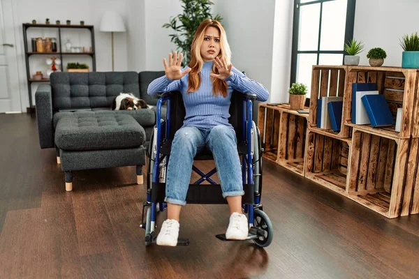 Jeune Belle Femme Assise Fauteuil Roulant Maison Effrayée Terrifiée Par — Photo