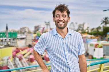 Çekim parkında mutlu gülümseyen genç İspanyol adam..