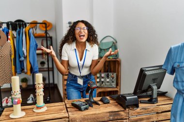 Elbise mağazasında çalışan güzel İspanyol kadın başarı için deli ve çılgınlığı kutluyor kollarını kaldırmış ve gözlerini kapatmış heyecanla bağırıyor. Kazanan konsept 