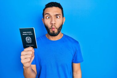 İtalyan pasaportlu İspanyol bir adam dudaklarıyla balık suratı yapıyor, çılgınca ve komik bir jest. Komik ifade. 