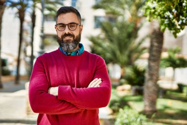 Genç İspanyol yönetici şehirde kollarını kavuşturup gülümsüyor..