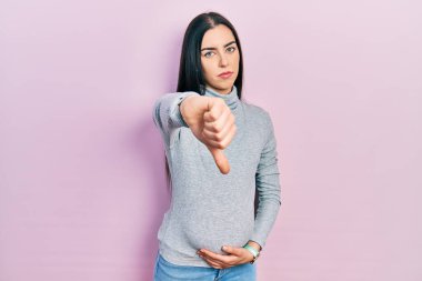 Mavi gözlü güzel bir kadın bebek bekliyor, hamile karnına dokunuyor mutsuz ve kızgın görünüyor reddediliyor ve olumsuz jestler yapıyor. kötü ifade. 