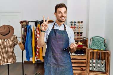 Perakende mağazasında müdür olarak çalışan yakışıklı genç adam kameraya bakıp zafer işareti yaparken gülümsüyor. İki numara.. 