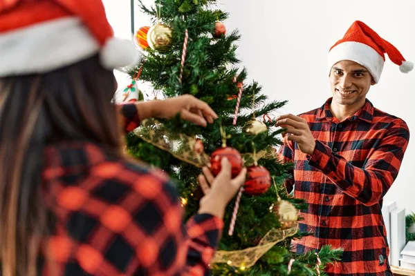 Genç Latin Çift Gülümsüyor Mutlu Noel Ağacı Süslüyor Evde — Stok fotoğraf