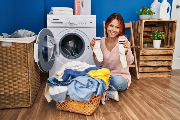 Joven Mujer Caucásica Haciendo Colada Sosteniendo Los Calcetines Sonriendo Riendo —  Fotos de Stock