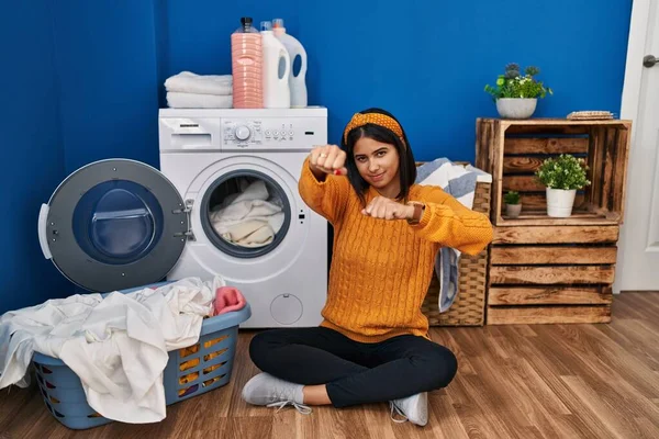 Ung Latinamerikansk Kvinna Gör Tvätt Slå Knytnäve För Att Slåss — Stockfoto