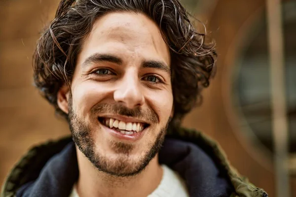 Bello Ispanico Uomo Sorridente Alla Città — Foto Stock